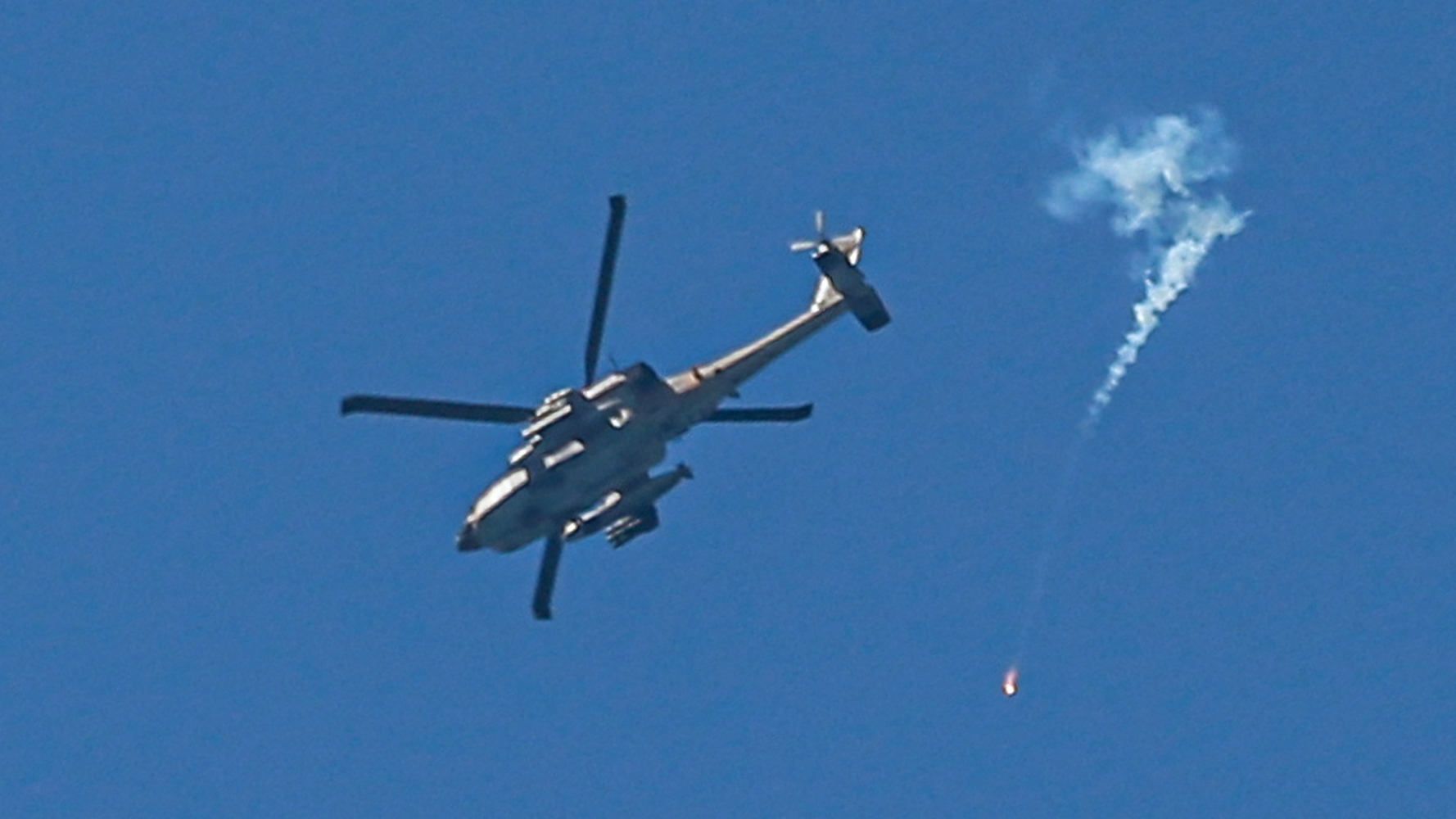 helicopter-israel-army-flares-central-gaza-afp-17-04.jpg